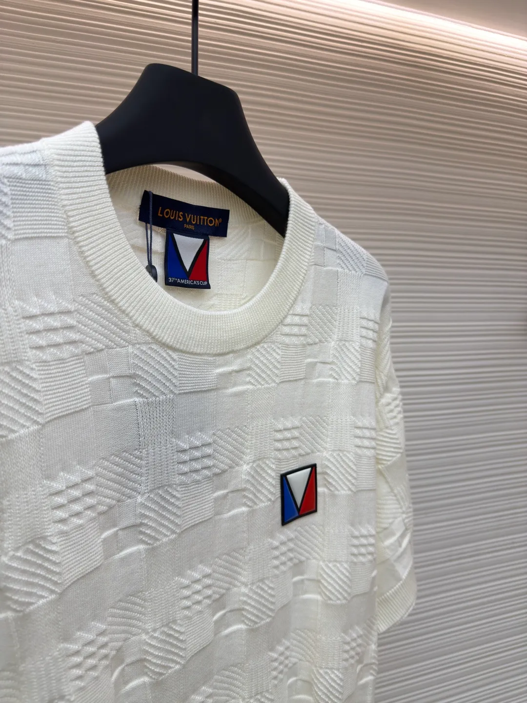 LOUIS VUITTON three-color plaid short-sleeves with rubber seal ●Authentic product: Purchased and developed at 9250 ●Item number: 1680393-A60 ●Fabric: combed cotton fabric ●Technology: knitting ●Version: fitted version ●Weight: about 310 grams ●Size: XS-S-M-L ●Description: The fabric is made of the same high-quality 101/2 count fully combed cotton as the original version and is knitted on an ultra-fine 14-needle computerized flat knitting machine. Compared with the ordinary cotton yarn version in the market, the 101/2 fully combed cotton has a more delicate texture. The raw materials The fiber reaches 25-35 mm, which makes the woven fabric more delicate, and the clothes are not easy to wrinkle, and the anti-pilling resistance can reach 4-5 levels; most clothes made of ordinary cotton yarn on the market are easy to wrinkle, and will have wrinkles after one wear, and will pill after being used a few times. The overall wiring is straight and delicate, the fabric is comfortable and soft, and the color is consistent without color difference. It can be matched with the same style to create a fashionable look and control various occasions. Customized accessories, complete with three standards, same style for men and women!